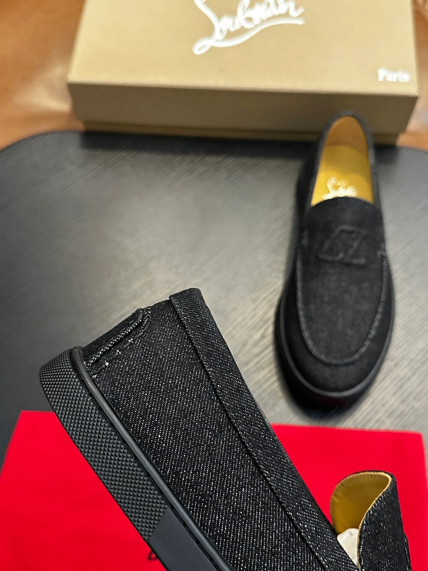 P760💰Christian Louboutin (red-soled shoes) Italian men’s casual sneakers are shipped! Each pair of shoes from this Italian handmade shoe brand has a simple and classic design, which is very comfortable and versatile! The upper fabric of this shoe is made of imported cowhide, with high-end and comfortable cowhide lining! The outsole is made of original rubber bottom sheets and is lined with cowhide! Brand-specific molded footbed, exclusive private mold control! Original box packaging, with shoe storage bag! 39 40 41 42 43 44 (38 45 46 customized)